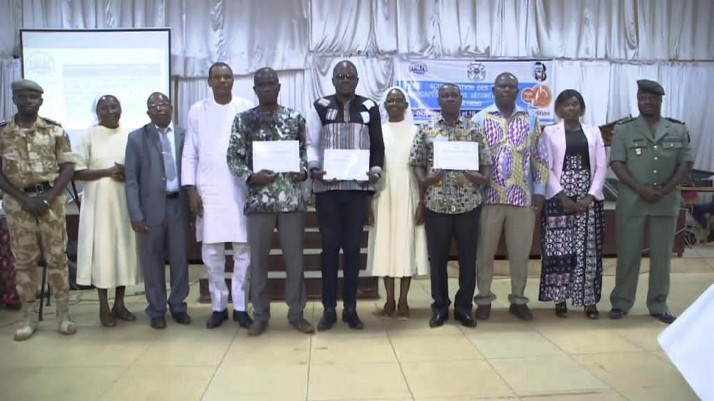 Vue des autorités et des lauréats à la cérémonie
                                                                                                    de proclamation des résultats  du concours de l'école la plus
                                                                                                    inclusive de la ville de Bobo Dioulasso première édition
