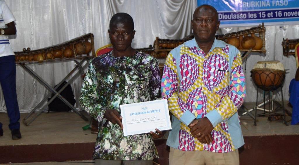 Remise d'une attestation de mérite au représantant d'une école
                                                                                                     à la cérémonie de proclamation des résultats
                                                                                                     du concours de l'école la plus inclusive de la ville de Bobo Dioulasso
                                                                                                     première édition