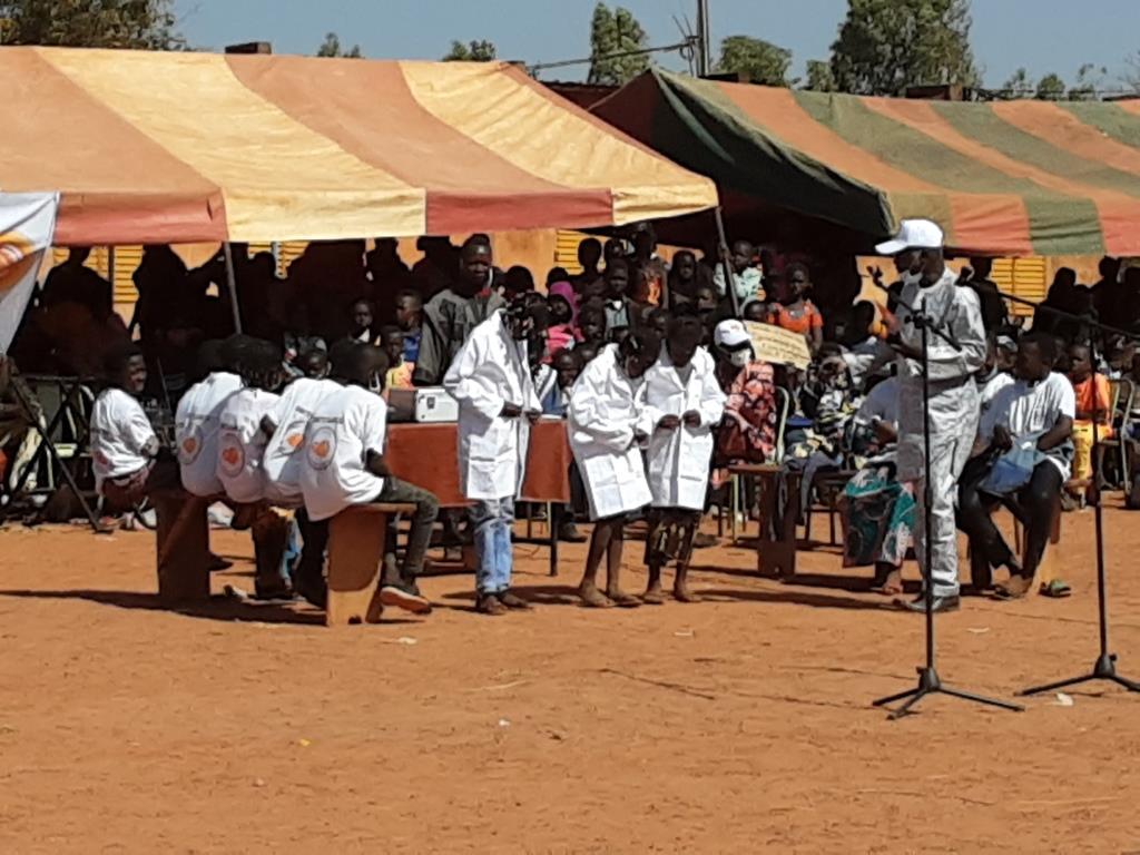 élèves jouant au théâtre lors de la sonnette d'alarme
