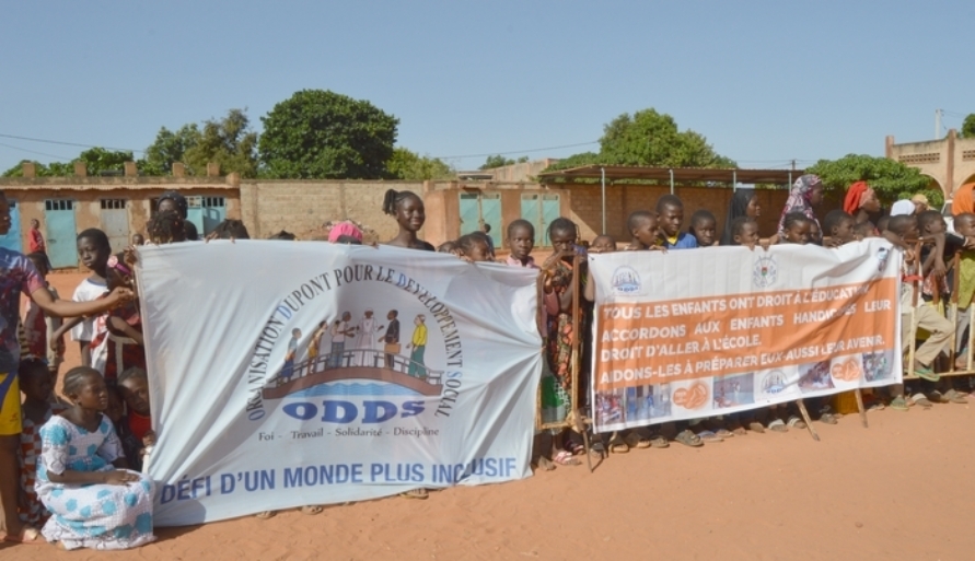 élèves portant des banderoles avec les slogans en faveur
                                                                                               de l'éducation inclusive lors de la sonnette d'alarme